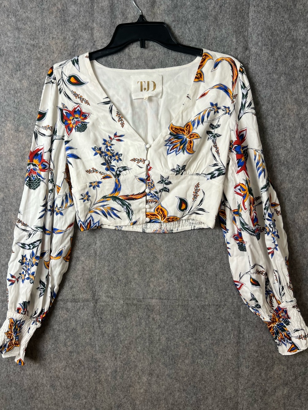 TJD Womans Small White Floral Cropped V-Neck Blouse long sleeve